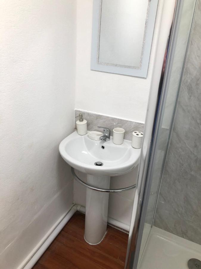 Wellington Tavern Accommodation ดิวสเบอรี ภายนอก รูปภาพ